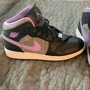 NEW Nike Air Jordan 1 Mid Houndstooth Lilac Black Grade School Youth 6.5